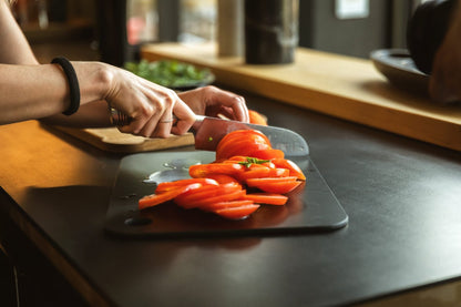 Tagliere Cut di Bravate Artigiane utilizzato per tagliare dei pomodori