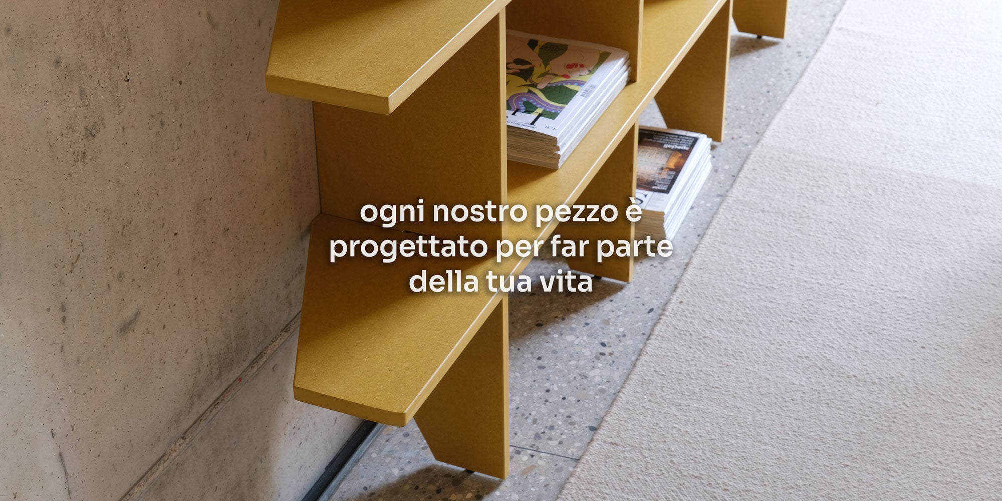 Dettaglio dell'incastro tra ripiano e spalla della libreria Up di Bravate Artigiane, realizzata interamente in Valchromat, un materiale riciclato e sostenibile, perfetto per arredare con stile e rispetto per l'ambiente.