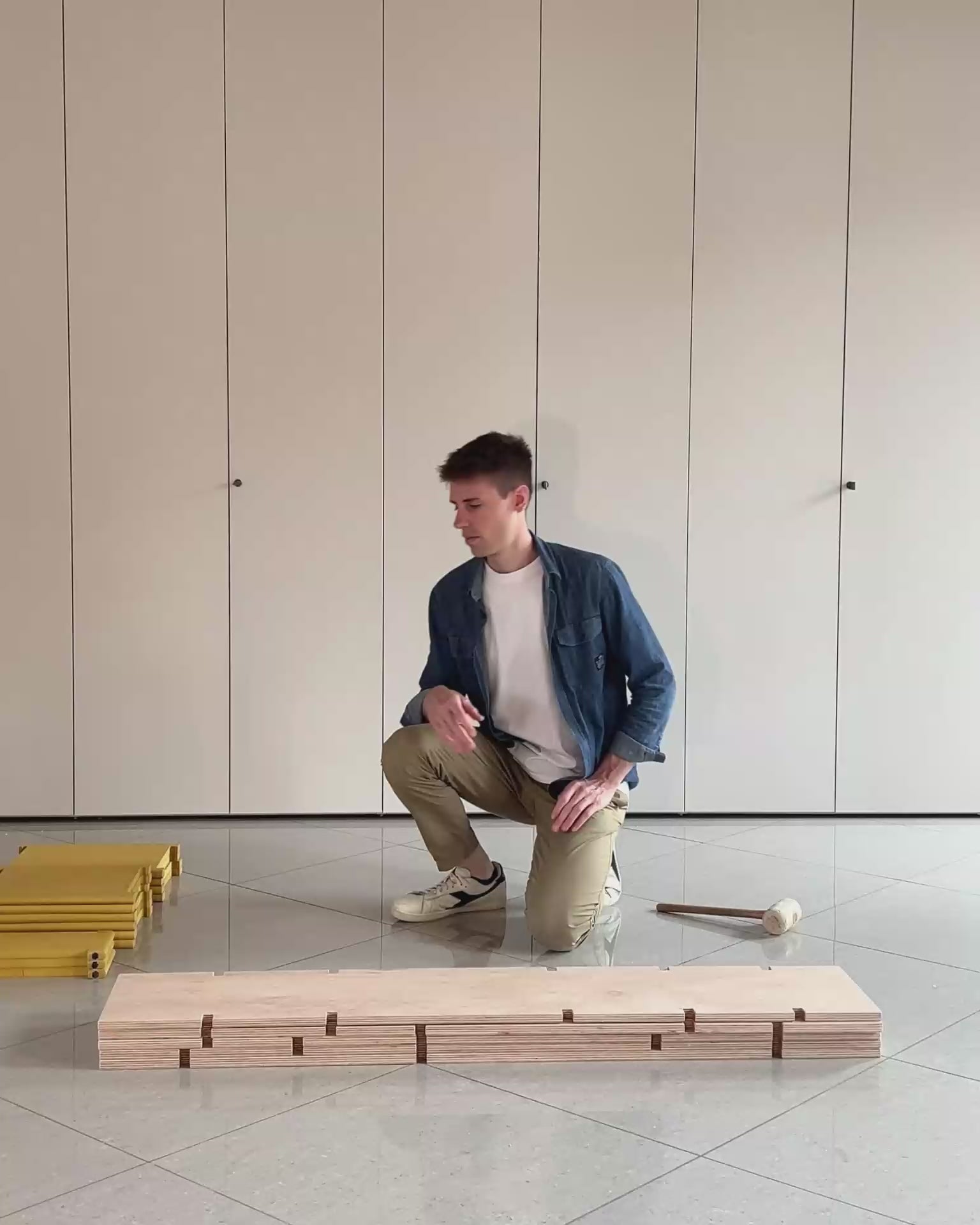 Video che dimostra come assemblare rapidamente la libreria Step di Bravate Artigiane, senza attrezzi complessi