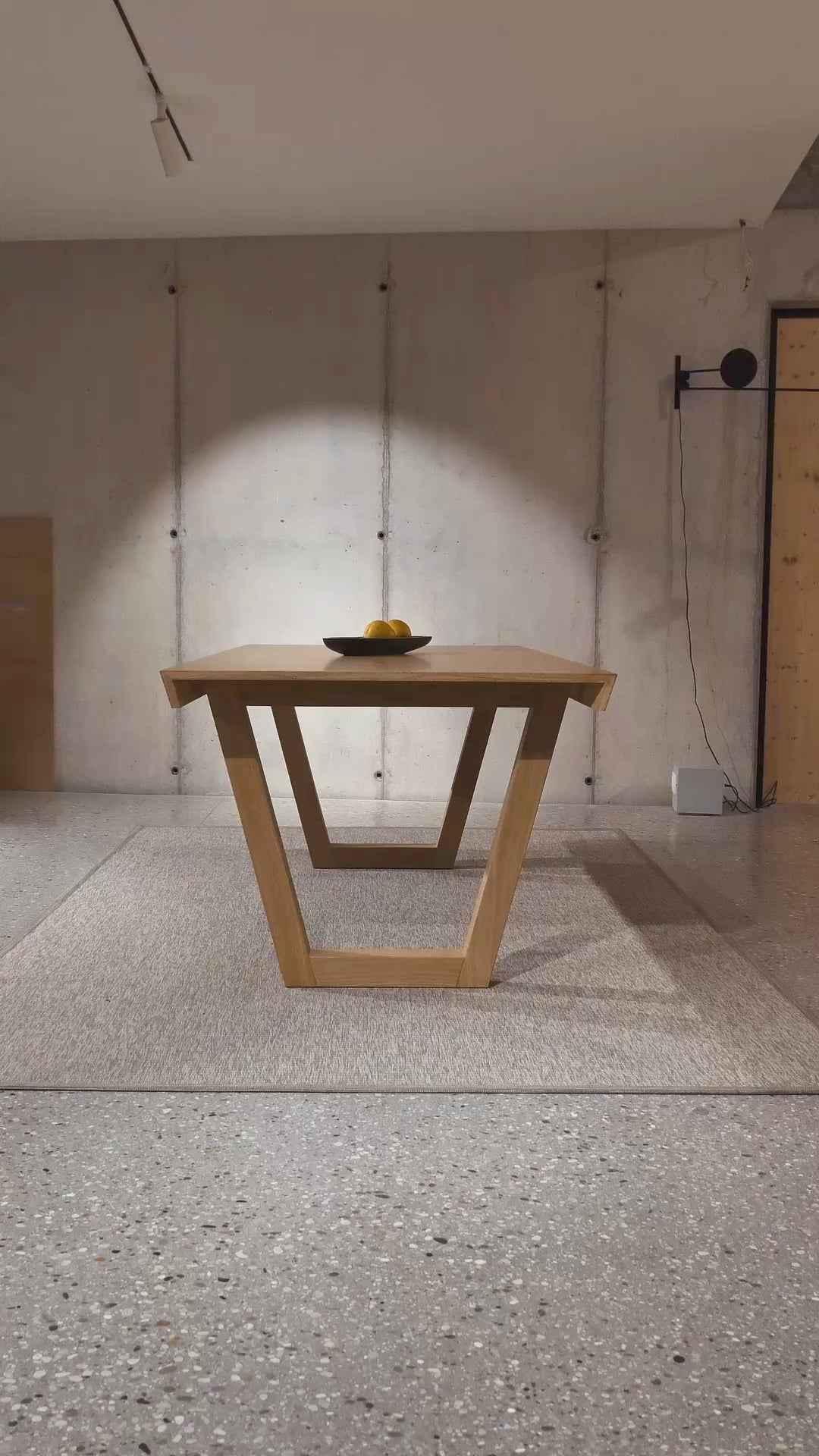 Load video: Video esplicativo del montaggio del tavolo Leo di Bravate Artigiane