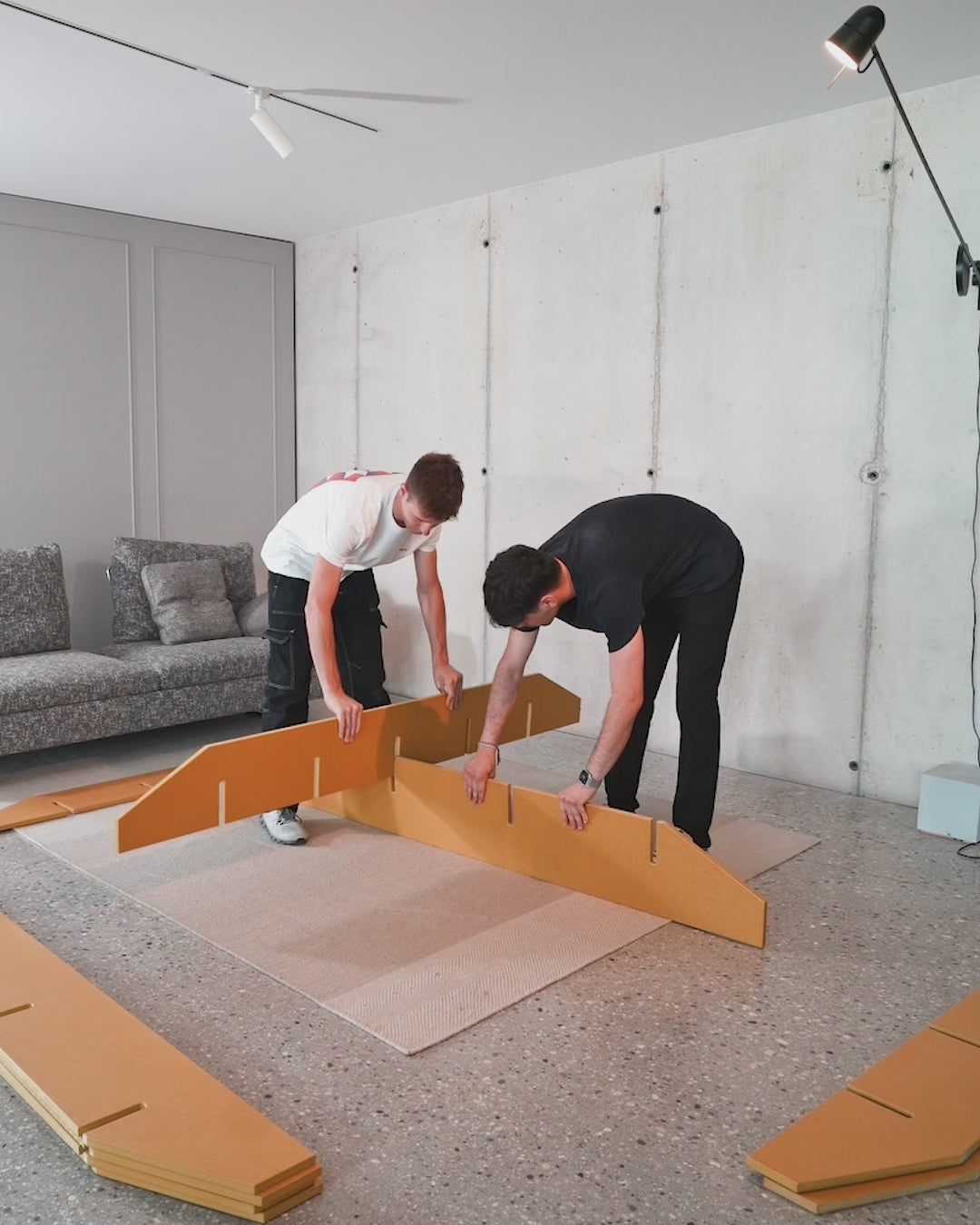 Load video: Video esplicativo del montaggio della libreria Up di Bravate Artigiane